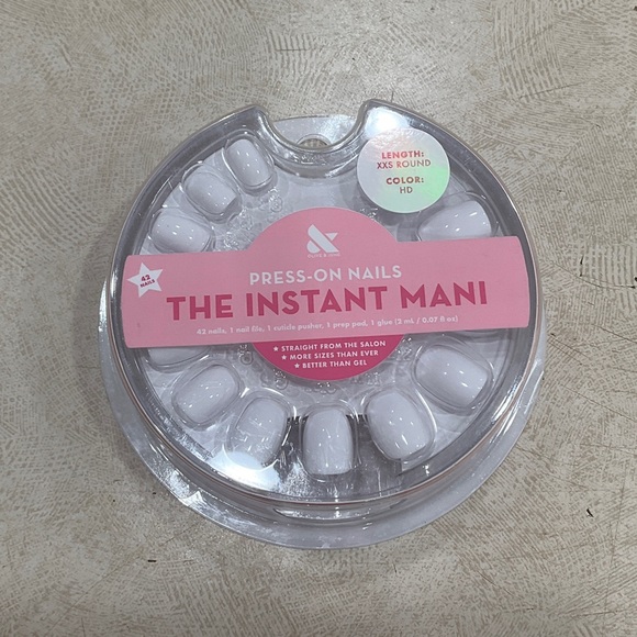The Instant Mani Press-On Nails in HD White - Picture 1 of 1